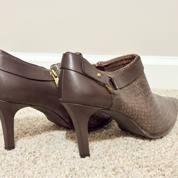 Bandolino Brown Ankle Boots with Quilted Texture and Pointed Toe - Picture 9 of 10